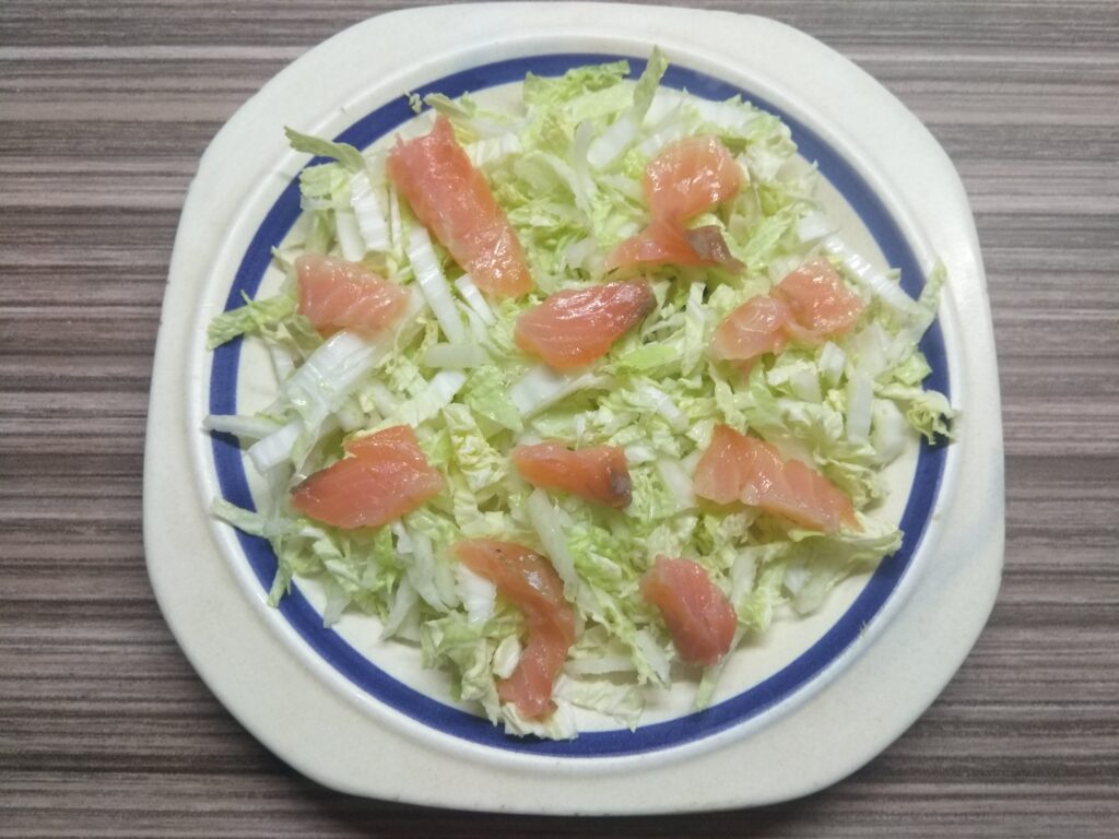 Фото рецепта - Салат с пекинской капустой, лососем, оливками - шаг 2