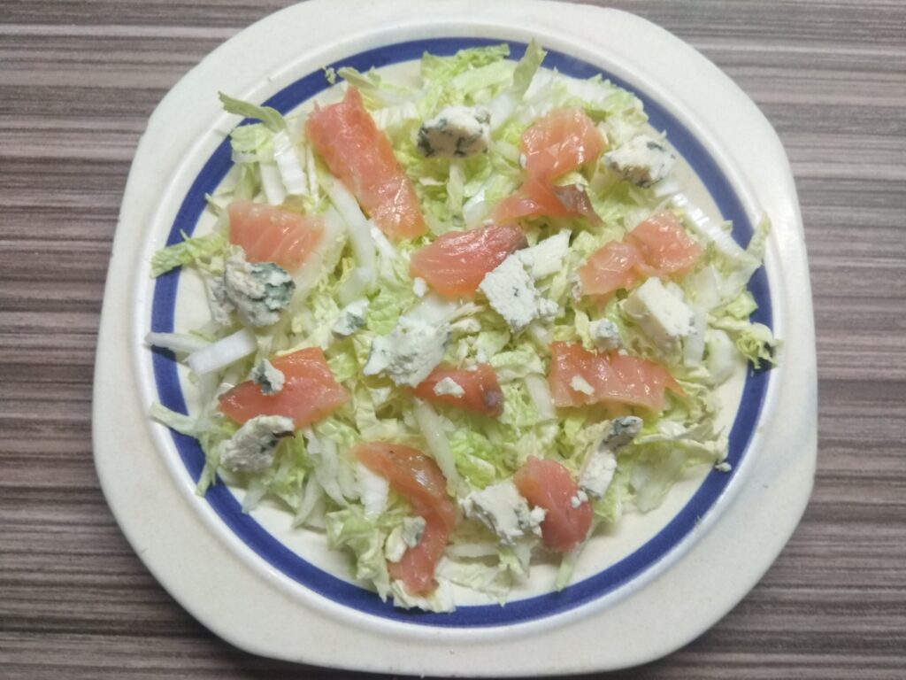 Фото рецепта - Салат с пекинской капустой, лососем, оливками - шаг 3