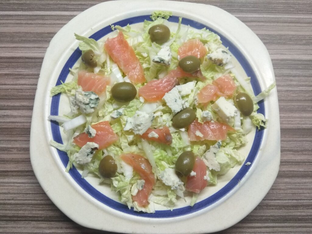 Фото рецепта - Салат с пекинской капустой, лососем, оливками - шаг 4