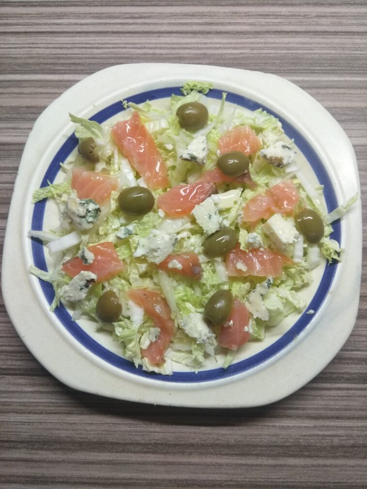 Салат с пекинской капустой, лососем, оливками