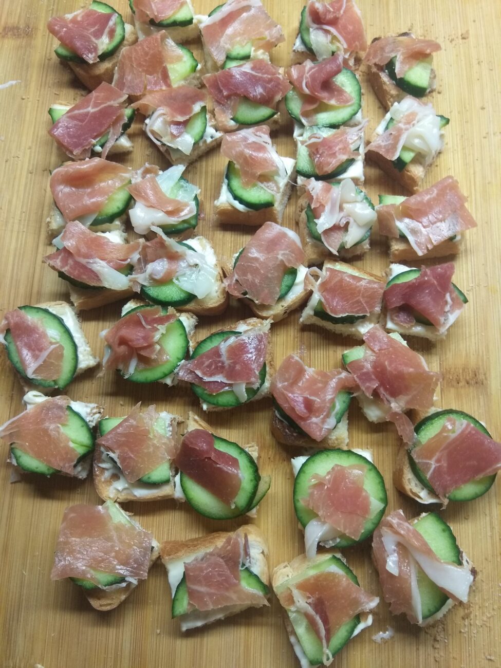 Мини-бутерброды с плавленым сыром, хамоном и огурцом