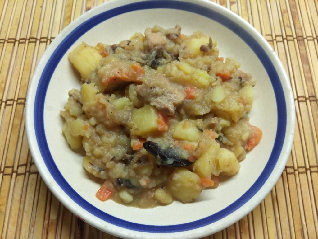 Картофельное рагу с черносливом и свининой