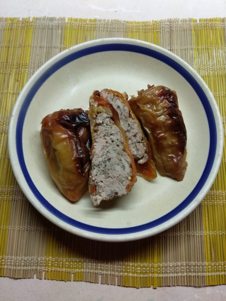 Перец, фаршированный индейкой и ячневой крупой