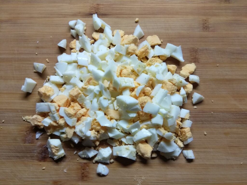 Фото рецепта - Салат с крабовым палочками, яблоками и зеленым луком - шаг 1