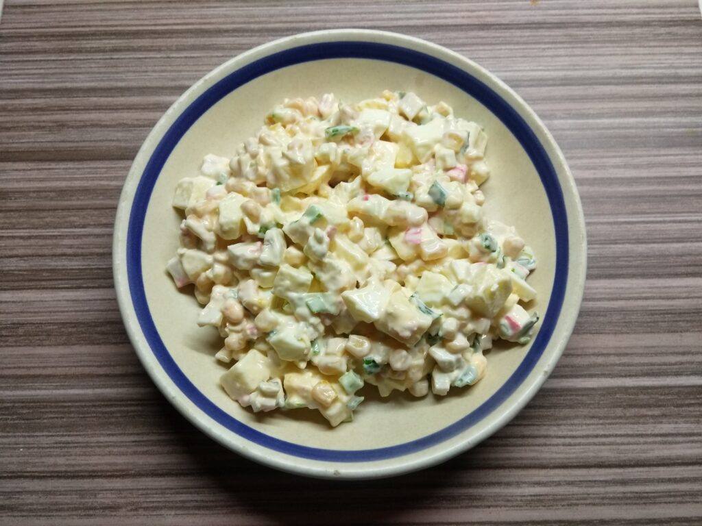 Фото рецепта - Салат с крабовым палочками, яблоками и зеленым луком - шаг 6