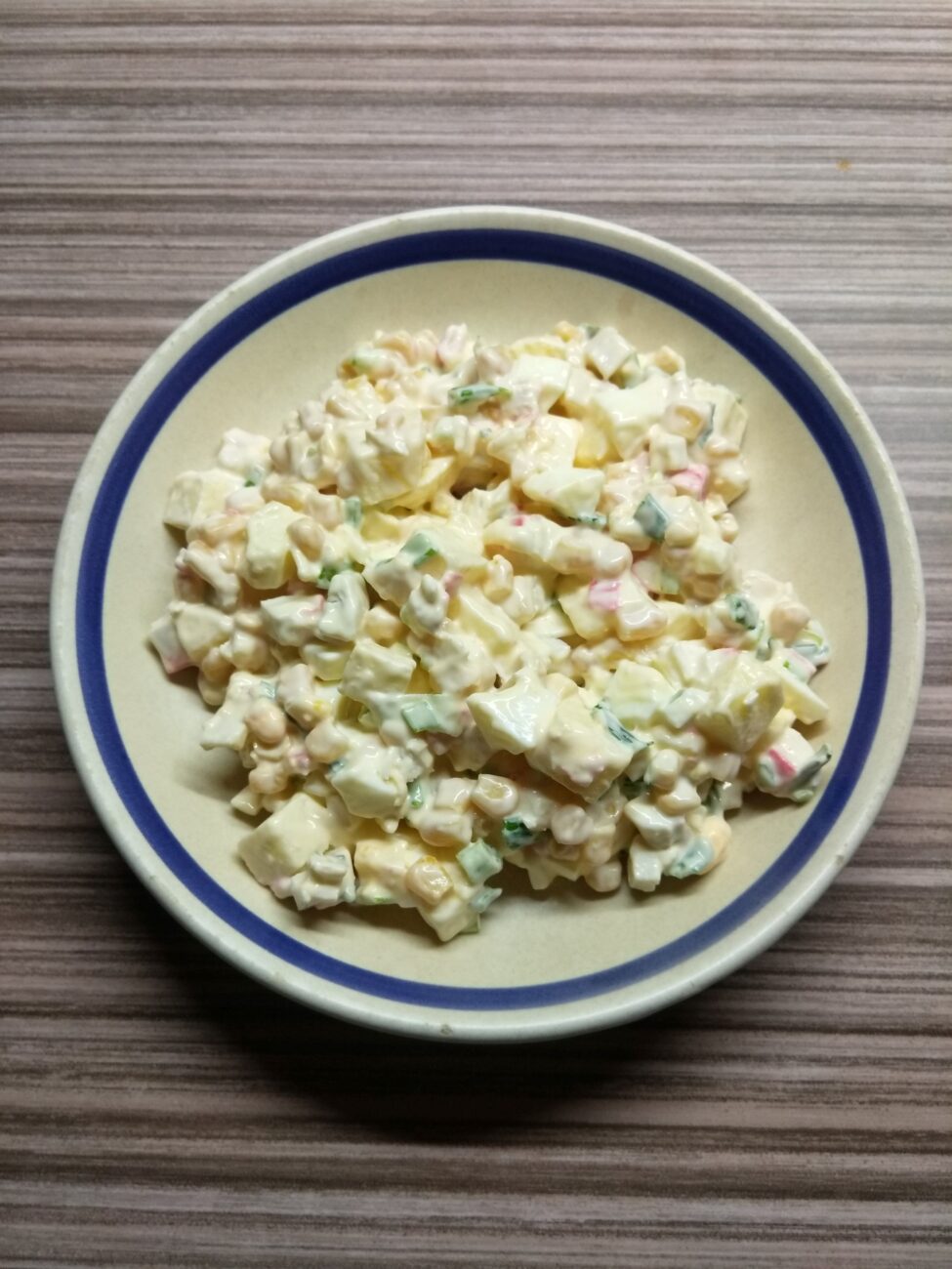 Салат с крабовым палочками, яблоками и зеленым луком