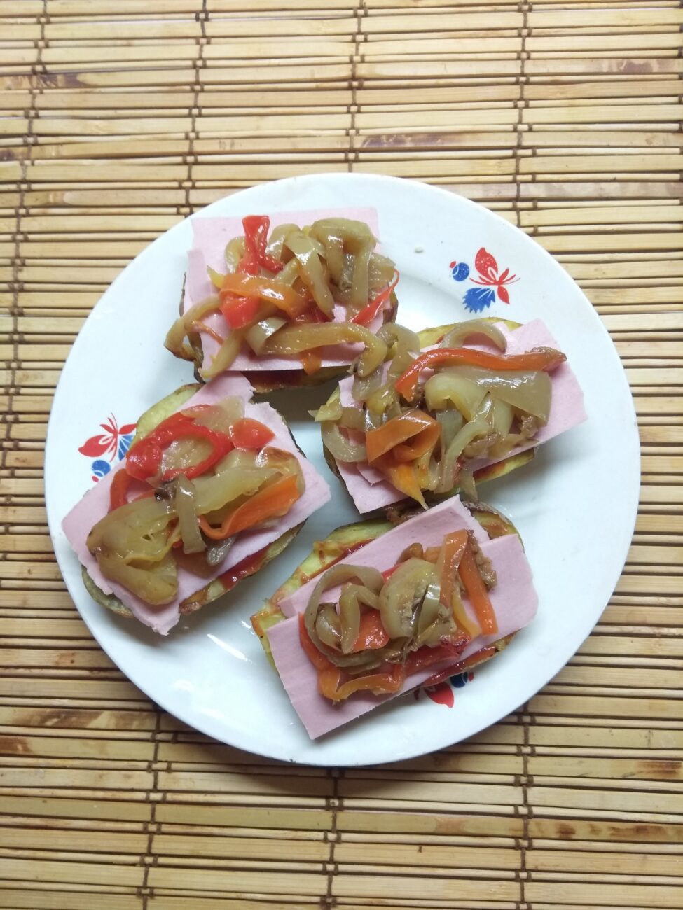 Сэндвичи из картофеля с колбасой и перцем