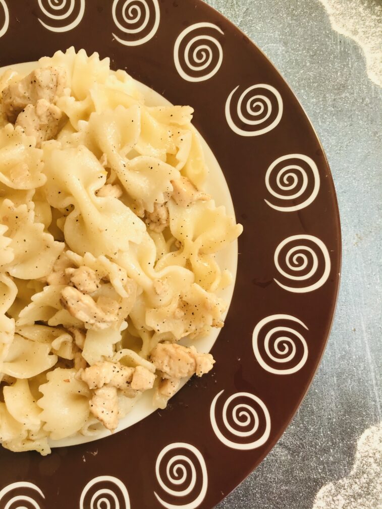 Фарфалле с куриным филе и сметаной