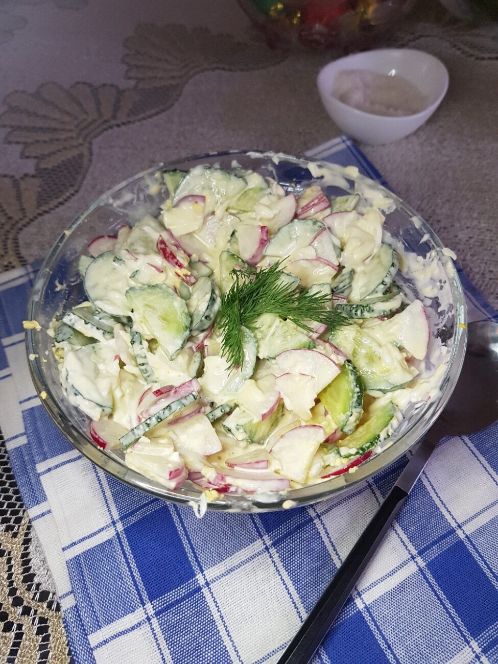 Салат из свежего огурца и редиски