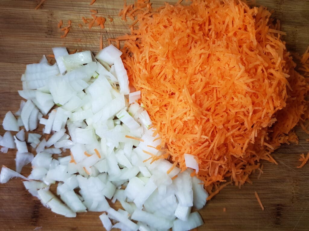 Фото рецепта - Гороховый суп на мясном бульоне - шаг 3