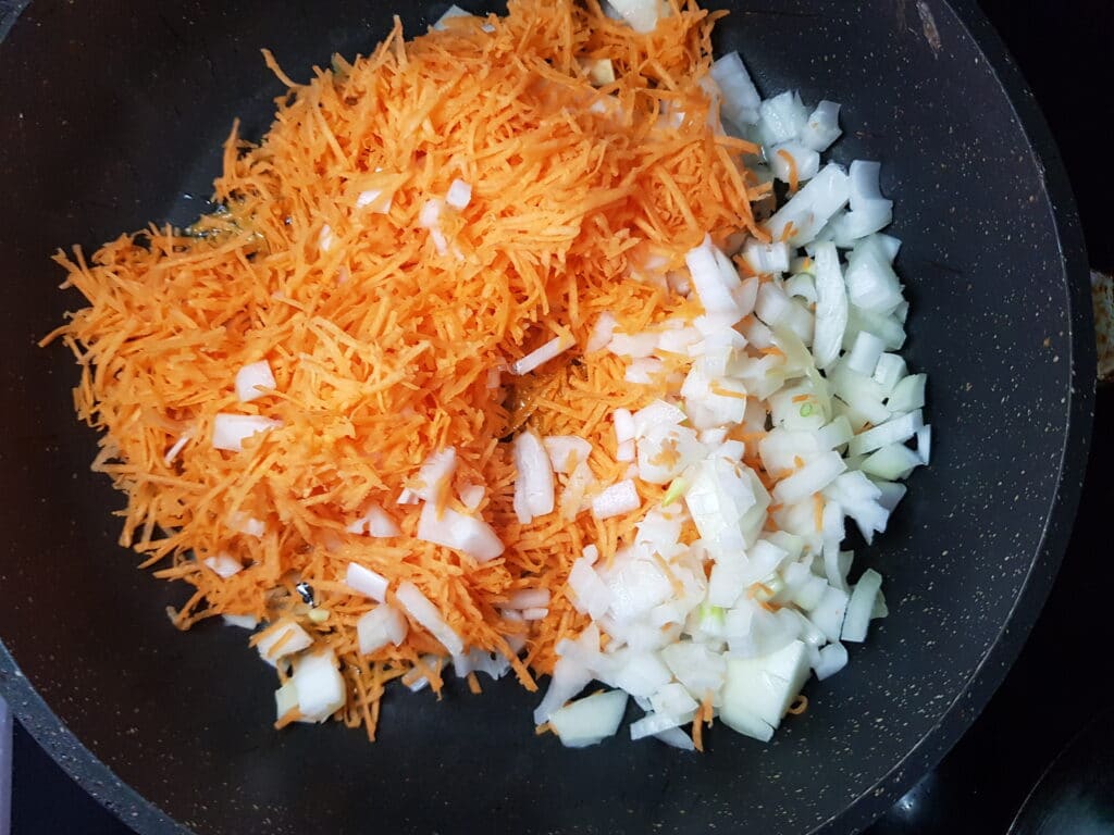 Фото рецепта - Гороховый суп на мясном бульоне - шаг 4