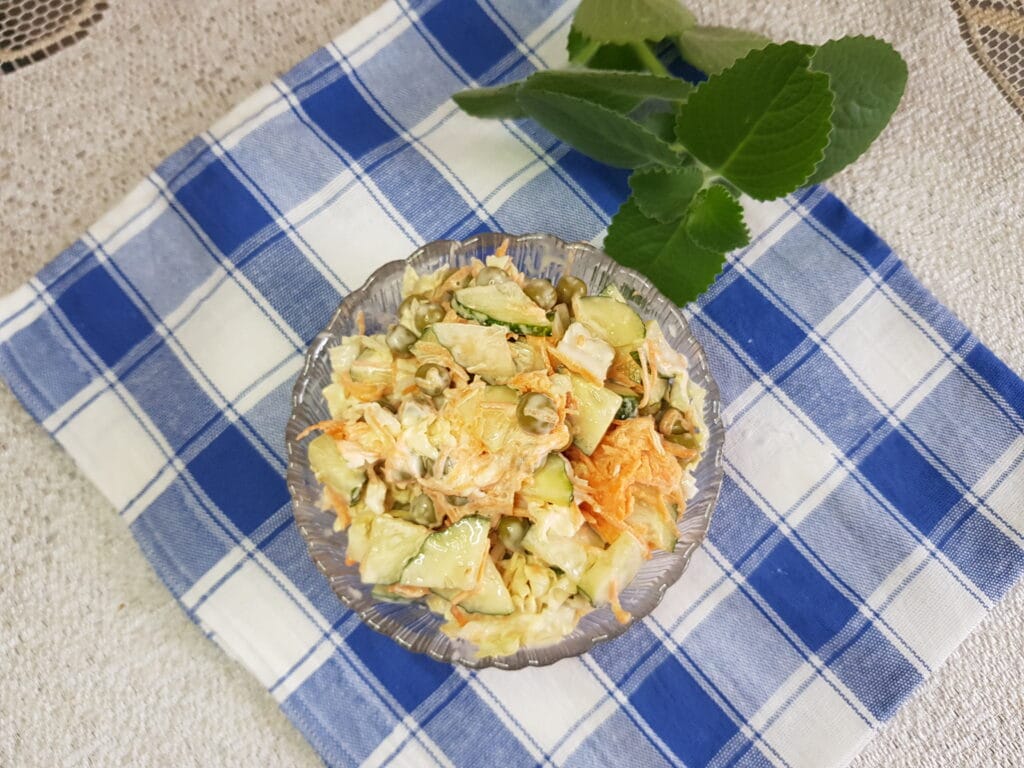 Фото рецепта - Овощной салат с пекинской капустой и зелёным горошком - шаг 5