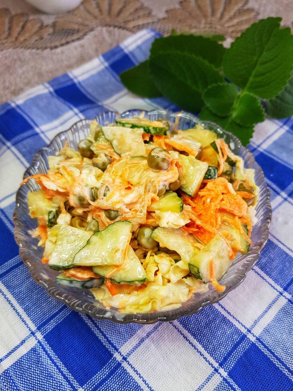 Овощной салат с пекинской капустой и зелёным горошком
