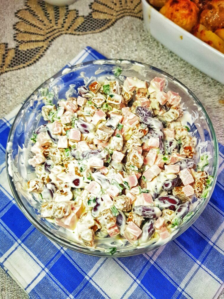 Салат с фасолью и сухариками