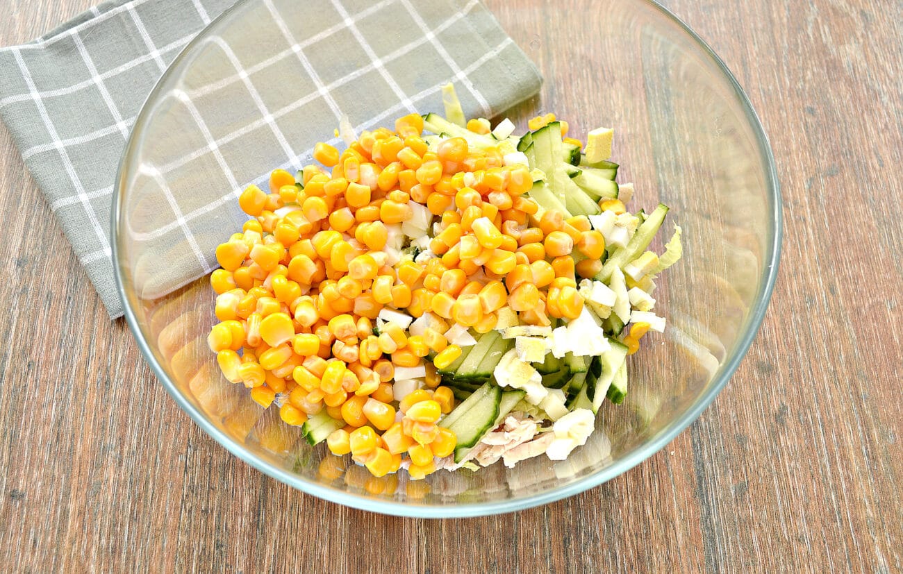 Праздничный салат с курицей, кукурузой и киви