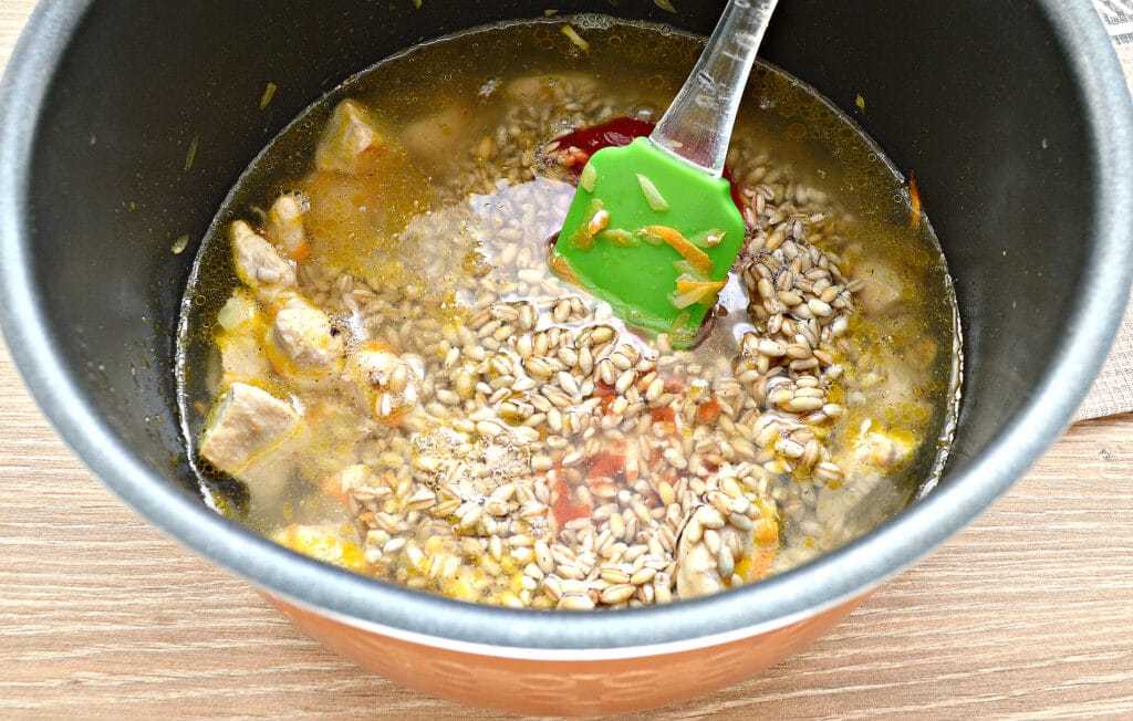 Фото рецепта - Плов из перловки с курицей в мультиварке - шаг 5