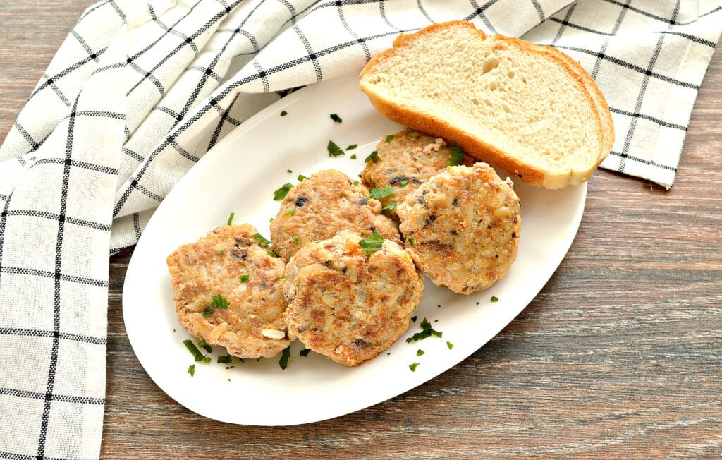 Фото рецепта - Мясные биточки с рисом и грибами - шаг 6