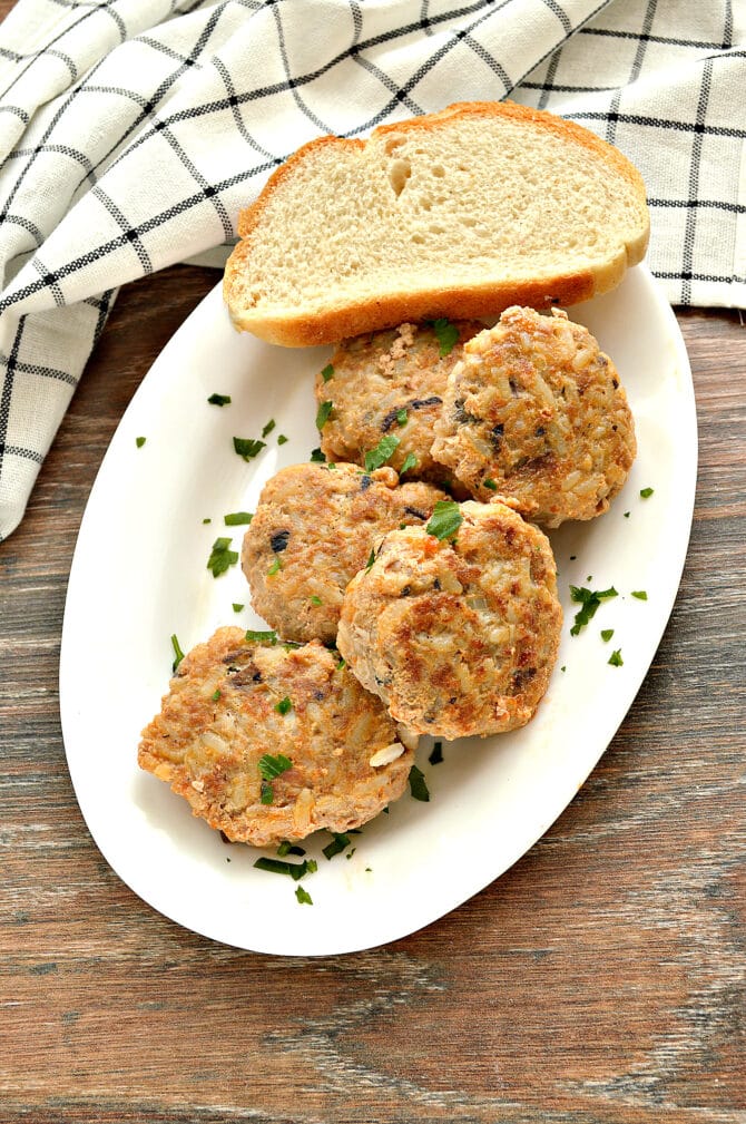 Мясные биточки с рисом и грибами