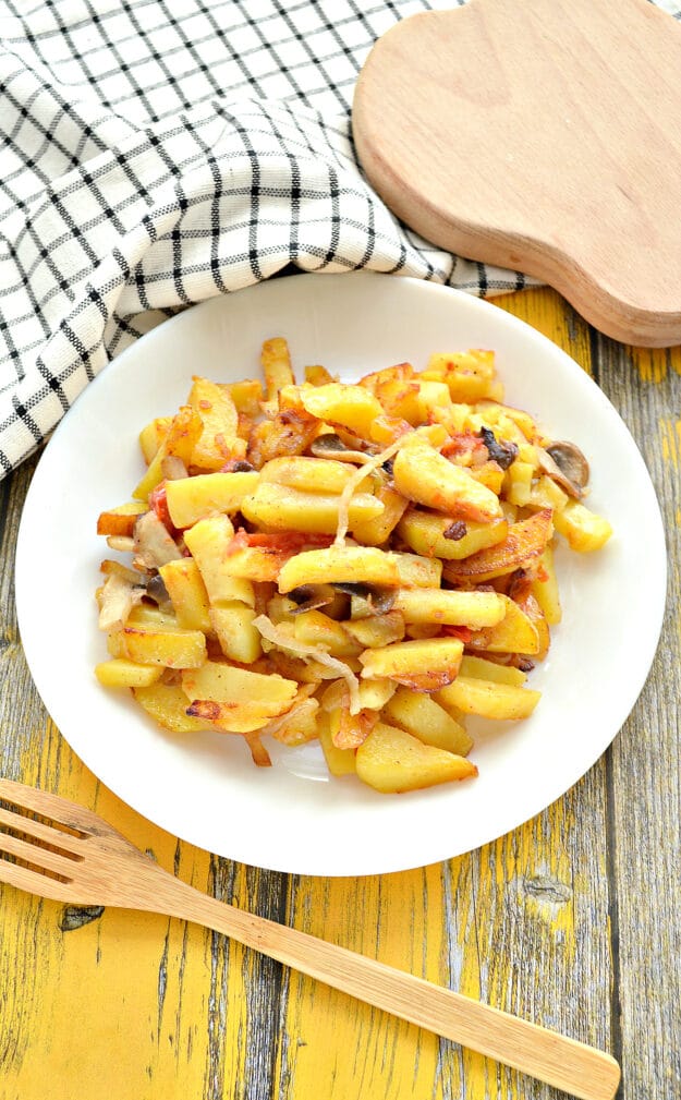Картофель на сковороде с шампиньонами и помидорами