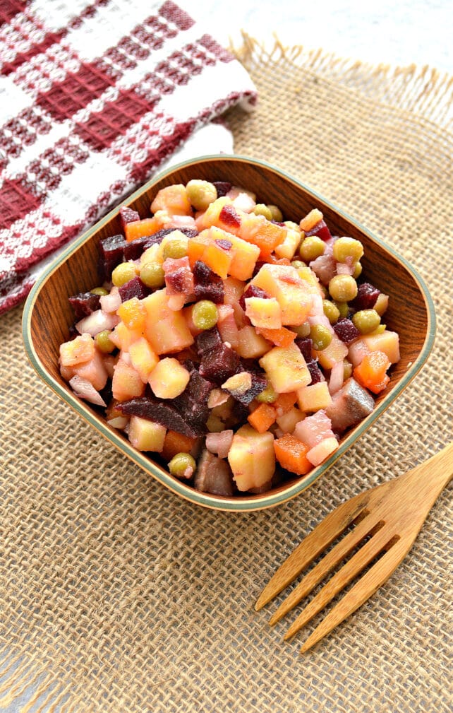 Салат со свеклой, горошком и селедкой