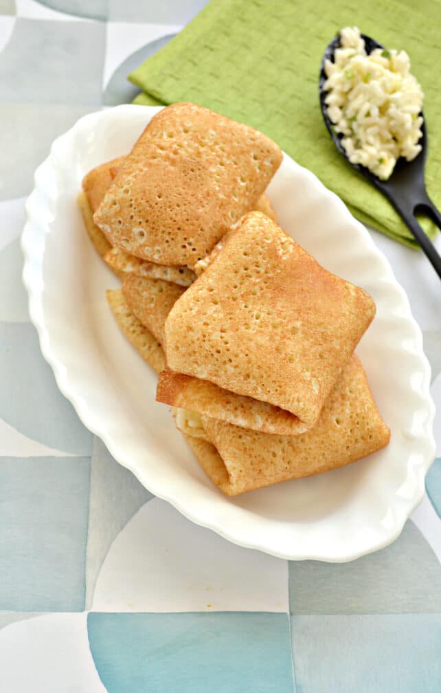 Блинчики, фаршированные рисом, яйцами и зелёным луком