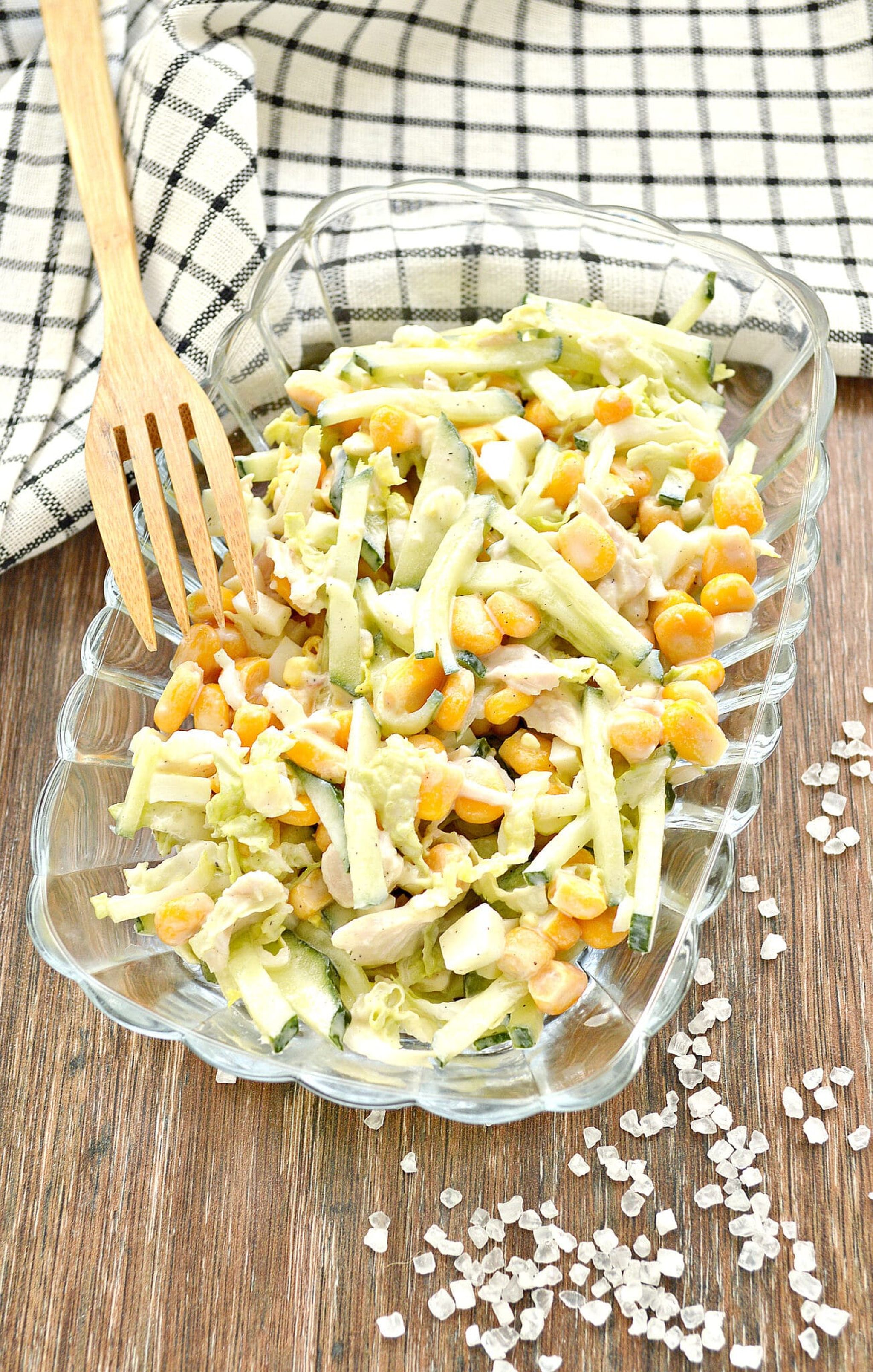 салат с пекинской капустой и кукурузой и курицей. салат пекинская капуста кукуруза куриная грудка. пекинская капуста яйцо кукуруза. салат с пекинской капустой и кукурузой. пекинская капуста яйцо кукуруза курица.