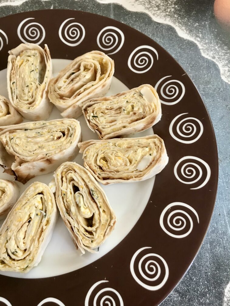 Рулет из лаваша с чесночно-сырной начинкой