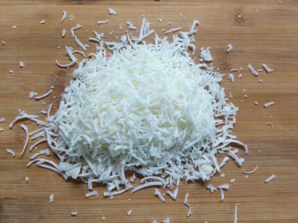 Фото рецепта - Картофельное пюре с крабовыми палочками и сыром - шаг 4