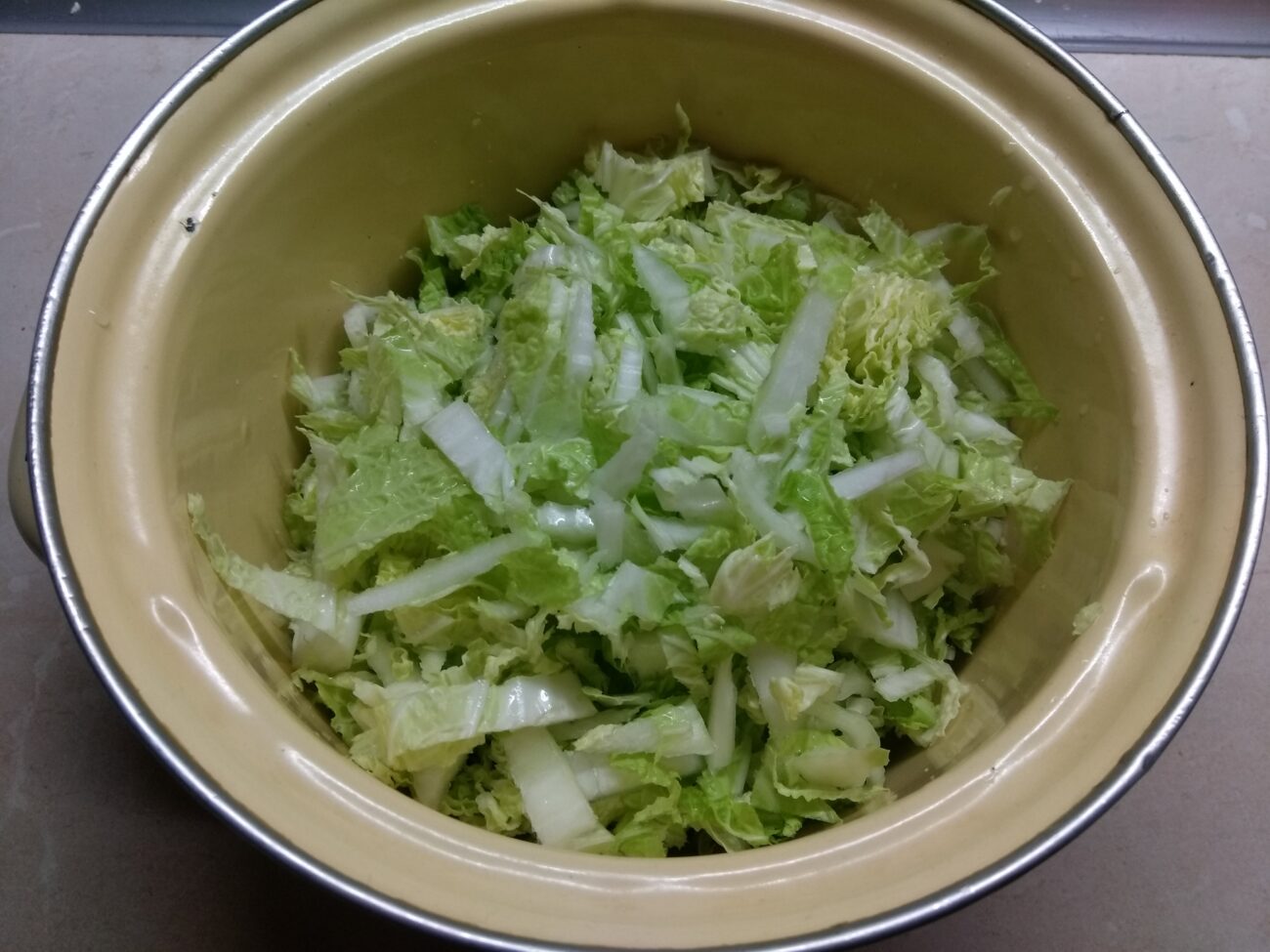 Салат с капустой, помидорами и салями рецепт с фото пошагово