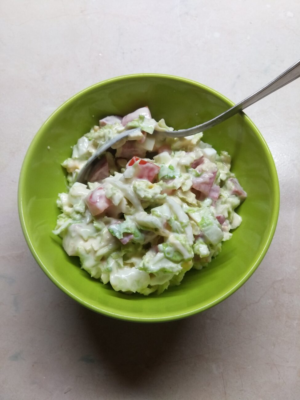 Салат с капустой, помидорами и салями