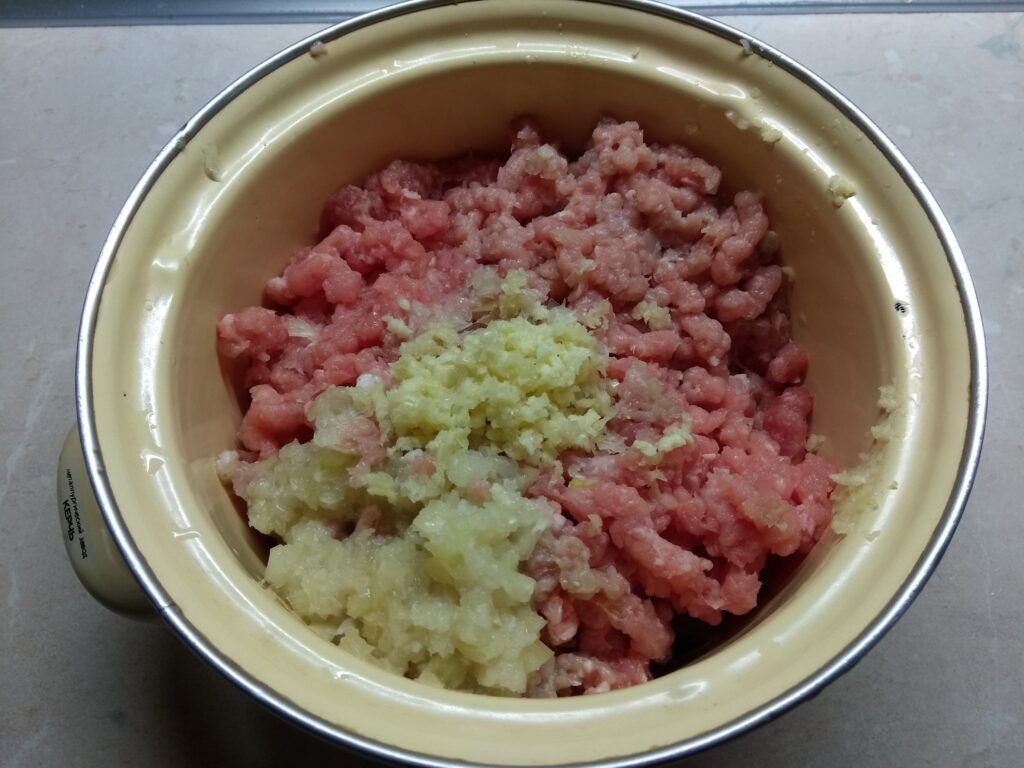 Фото рецепта - Мясной хлебец с помидорами и яблоками - шаг 2