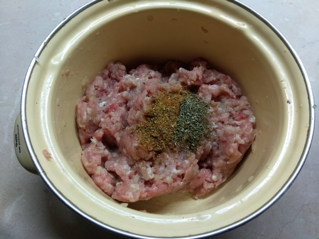 Фото рецепта - Мясной хлебец с помидорами и яблоками - шаг 3