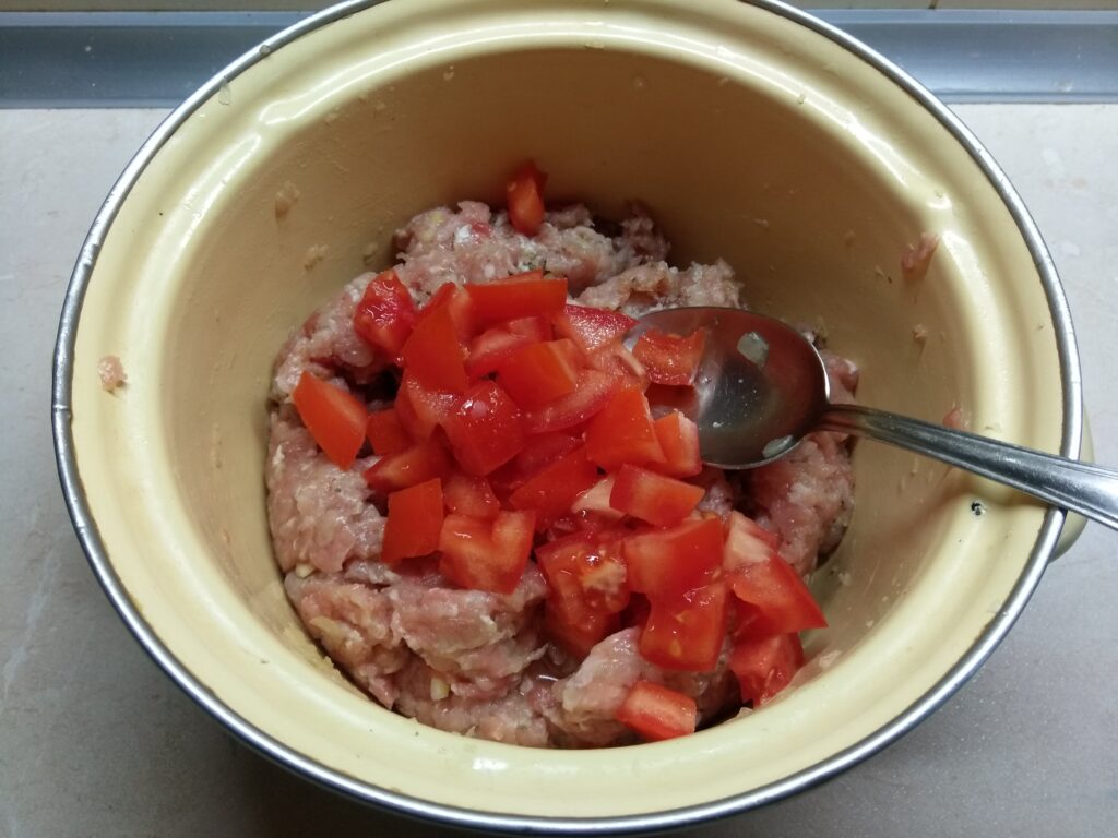 Фото рецепта - Мясной хлебец с помидорами и яблоками - шаг 4