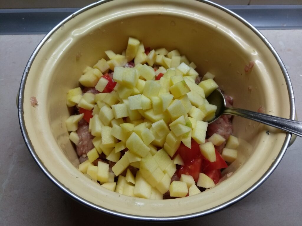 Фото рецепта - Мясной хлебец с помидорами и яблоками - шаг 5
