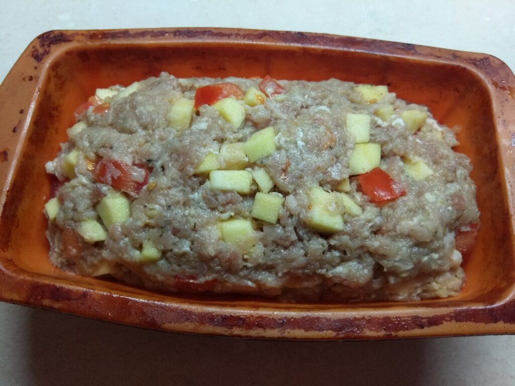 Фото рецепта - Мясной хлебец с помидорами и яблоками - шаг 6