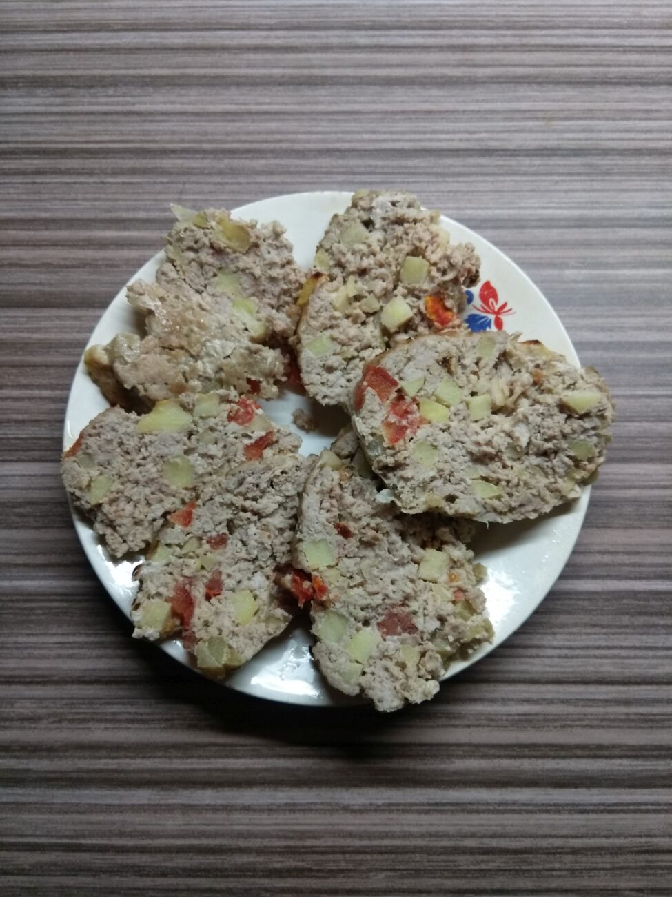 Мясной хлебец с помидорами и яблоками
