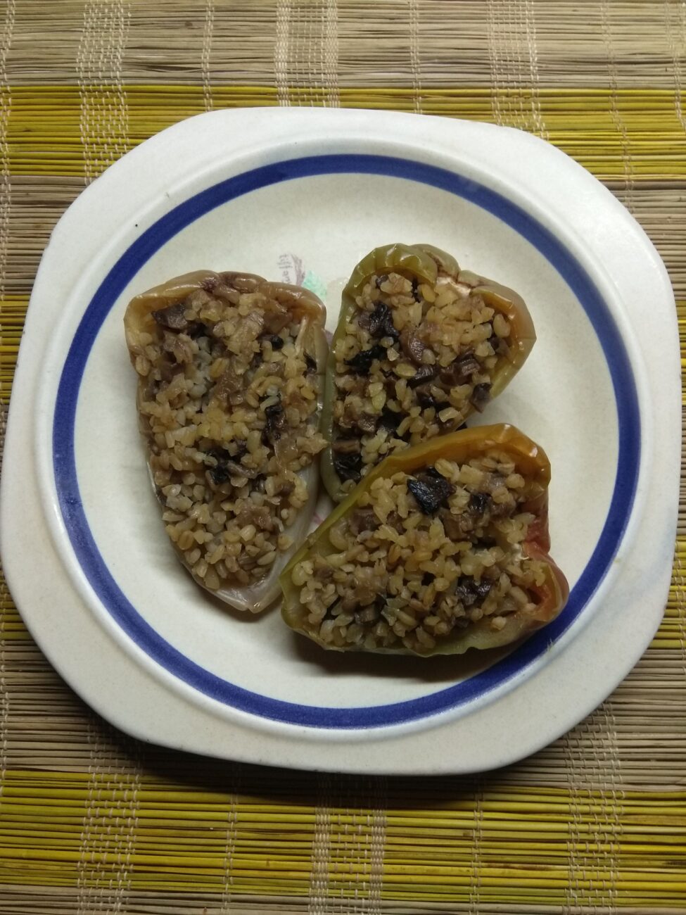 Перец, фаршированный булгуром и шампиньонами