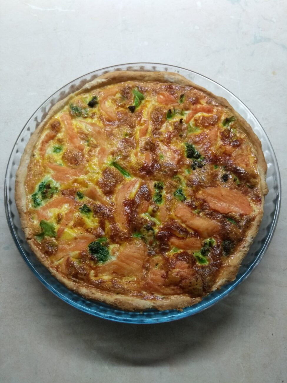 Киш с лососем, сыром и брокколи