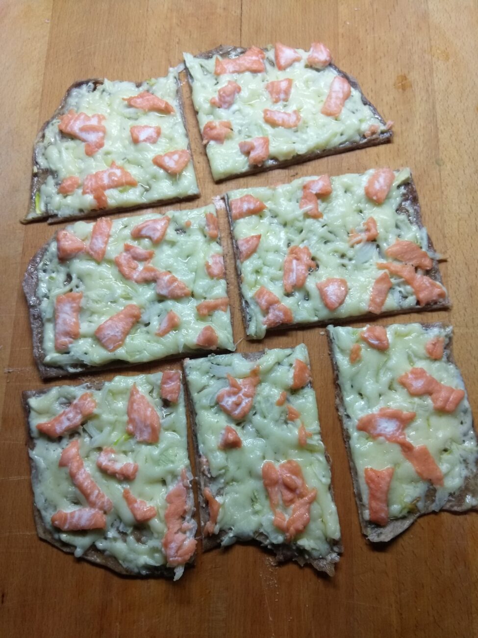 Пицца с лососем и сыром