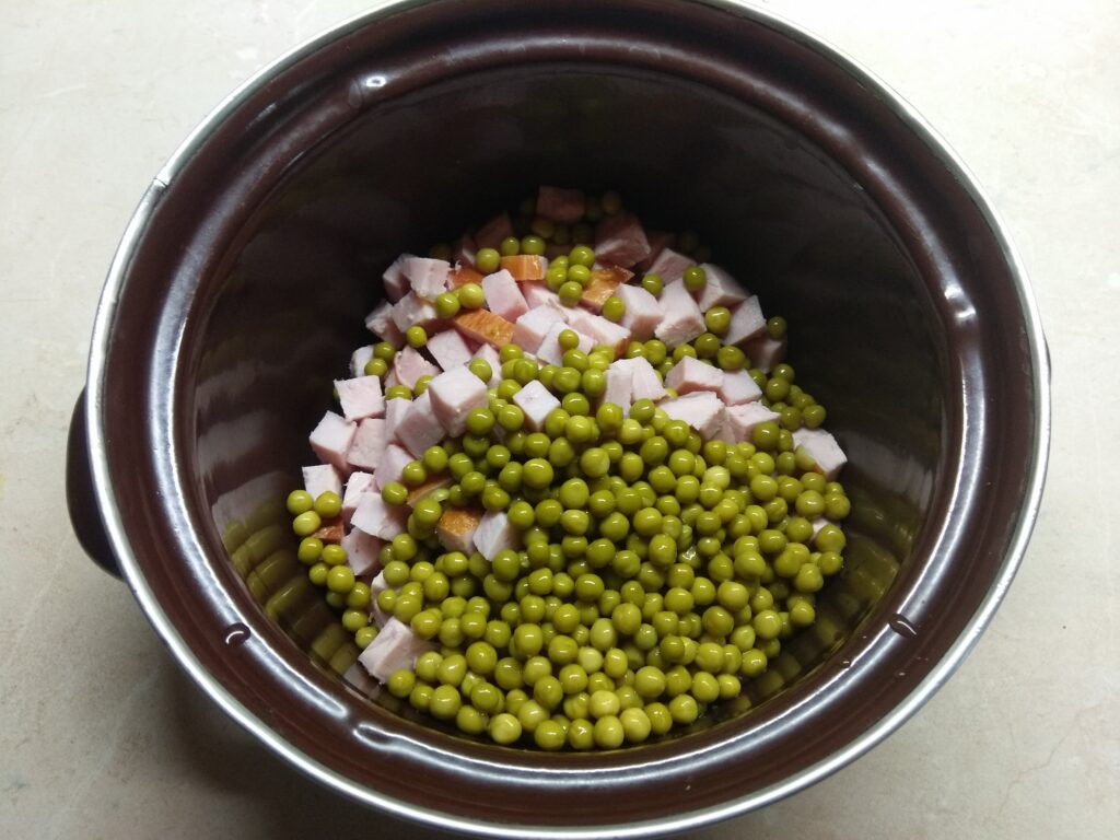 Фото рецепта - Салат с шинкой, яйцами, горошком и шампиньонами - шаг 3