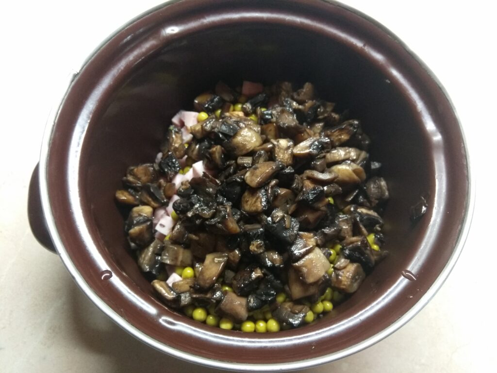 Фото рецепта - Салат с шинкой, яйцами, горошком и шампиньонами - шаг 1