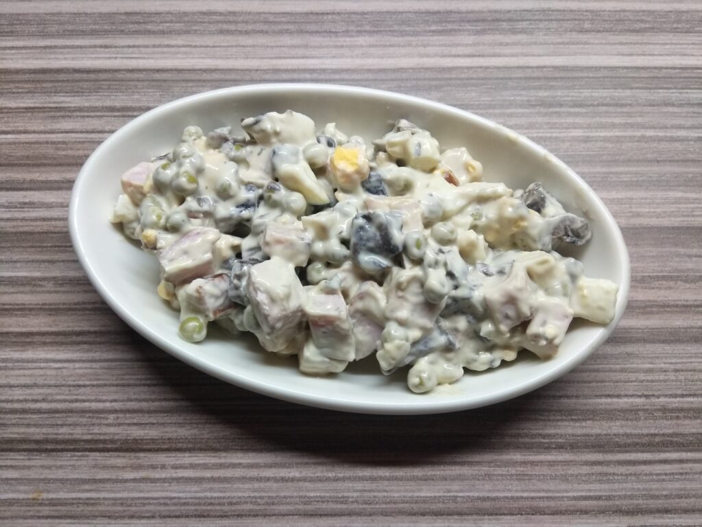 Фото рецепта - Салат с шинкой, яйцами, горошком и шампиньонами - шаг 6