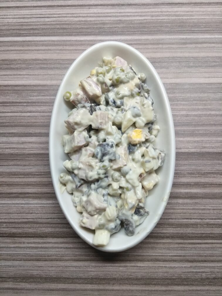 Салат с шинкой, яйцами, горошком и шампиньонами