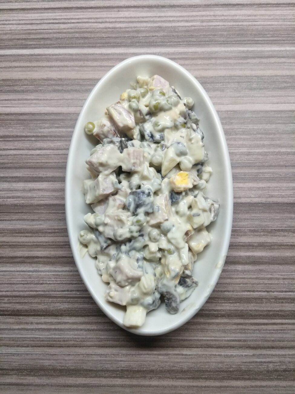 Салат с шинкой, яйцами, горошком и шампиньонами