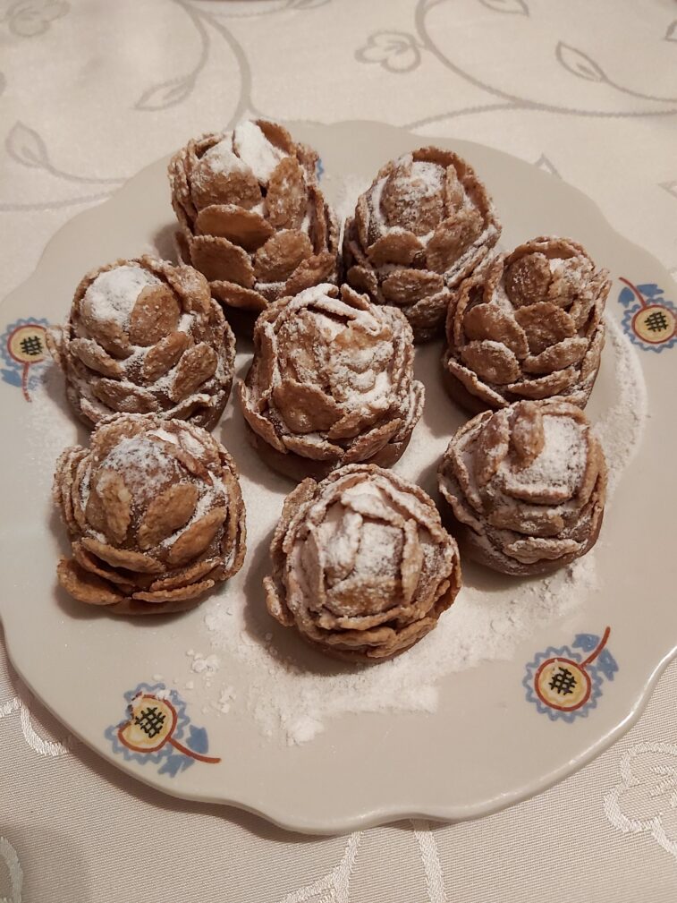 «Шишки в снегу» из песочного печенья