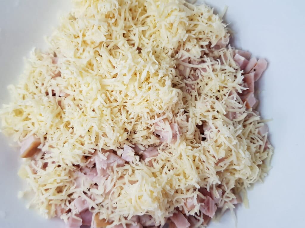 Фото рецепта - Салат с ананасами и копченостями - шаг 3