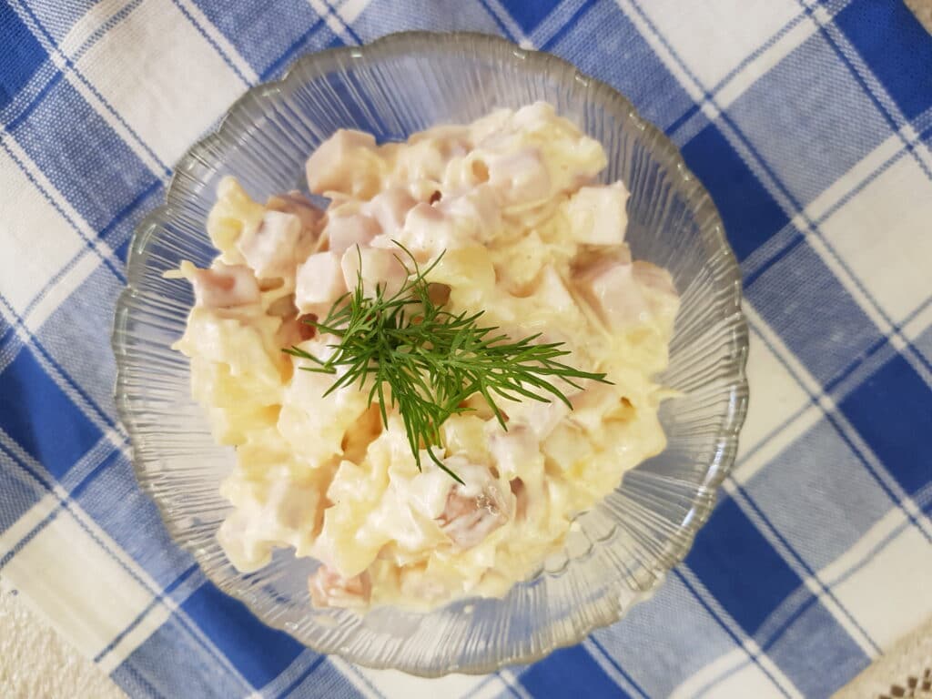 Фото рецепта - Салат с ананасами и копченостями - шаг 4