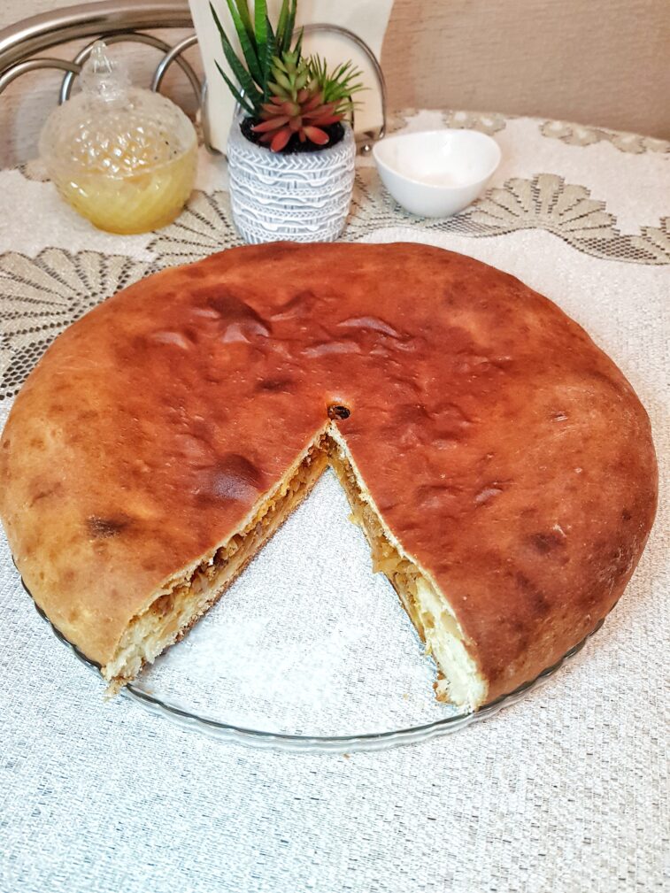 Пирог с тушеной капустой