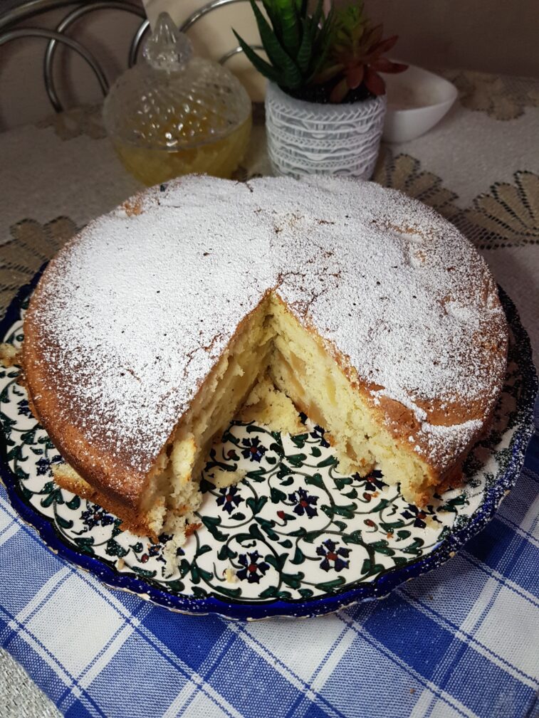 Шарлотка с яблоками в духовке
