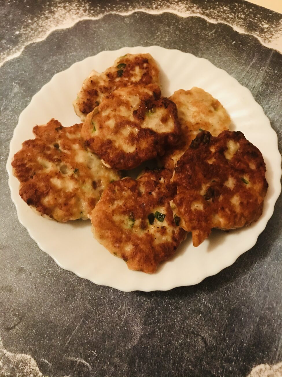 Рубленные куриные котлеты с белым хлебом и зелёным луком